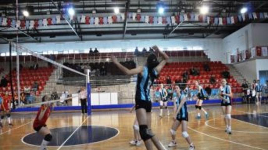 Gen&ccedil; Kızlar Voleybol B&ouml;lgesel Grup M&uuml;sabakaları Başladı