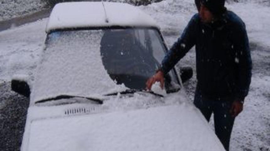 Mayıs Ayına Sayılı G&uuml;nler Kala Bitlis'e Lapa Lapa Kar Yağdı