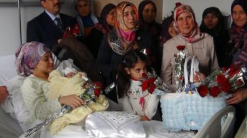 Din G&ouml;revlileri Yeni Doğan Iki Bebeğe Altın Hediye Etti