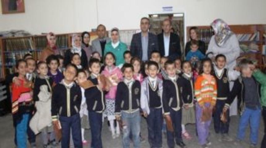 1.sınıf &Ouml;ğrencilerin Okuma-yazmaya Ge&ccedil;melerini K&uuml;t&uuml;phanede Kutladılar