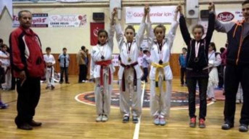 Yıldız Yumruklardan Madalya Yağmuru