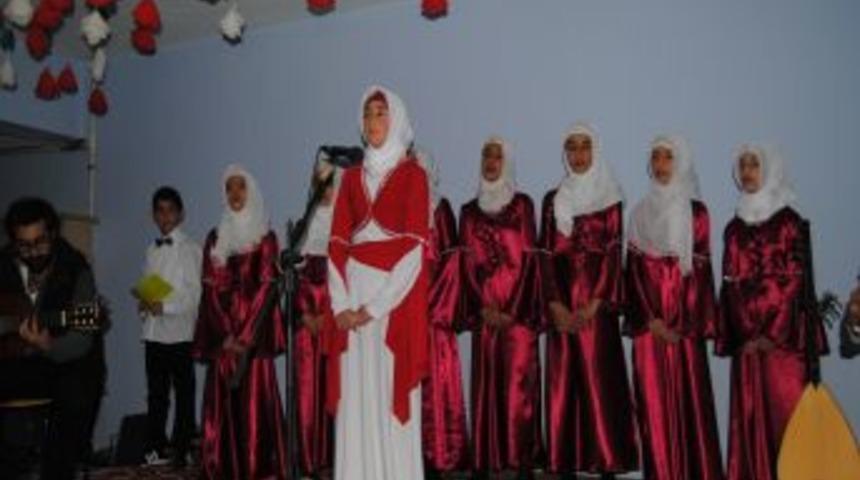 Y&uuml;ksekova'da Peygamber Sevgisi 4 Dilde G&ouml;n&uuml;lleri Coşturdu