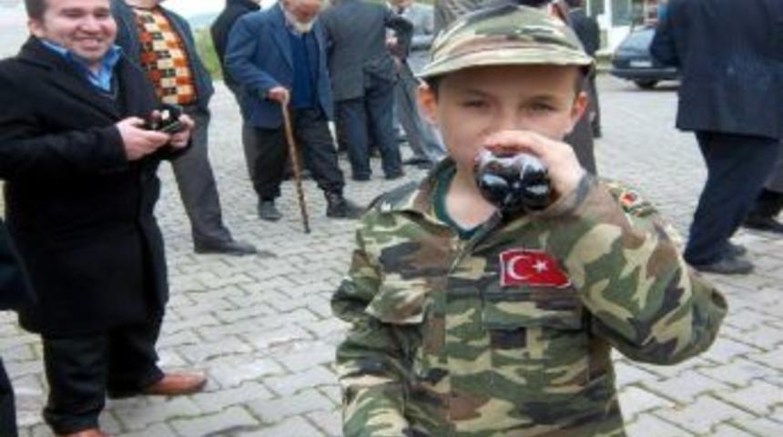 Kutlu Doğum Haftası Kutlamalarında K&uuml;&ccedil;&uuml;k Asker İlgi G&ouml;rd&uuml;