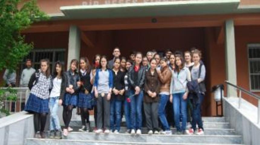 &Ouml;ğrencilere Hastalara G&uuml;l Dağıttı