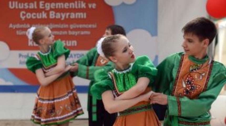 Şenlik Coşkusu S&uuml;r&uuml;yor