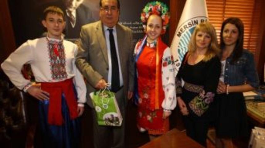 Başkan &Ouml;zcan'a Yabancı &Ccedil;ocuklardan Ziyaret