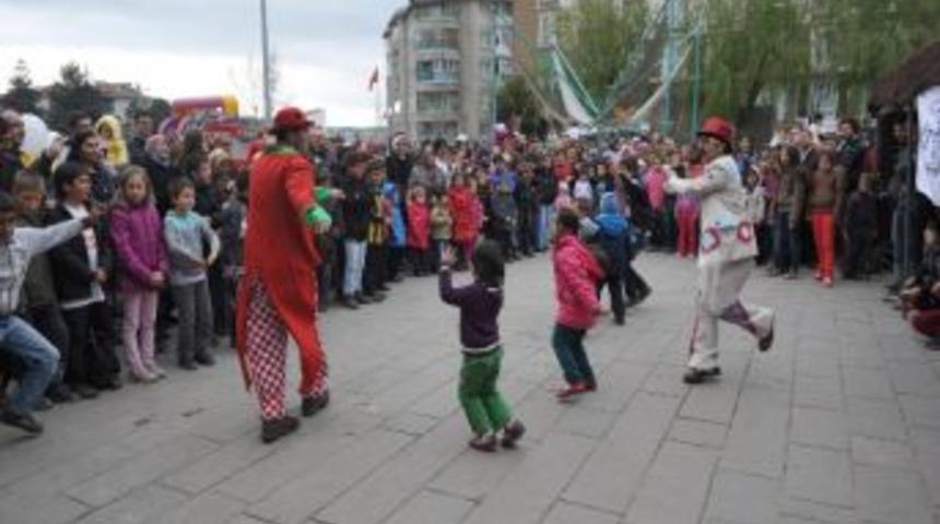 &Ccedil;ocuklar Festivalde Hem Yarıştı Hem Eğlendi