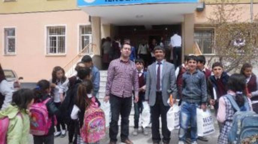 Okuma Kampanyası &Ccedil;er&ccedil;evesinde 2 Bin Adet Kitap Dağıtıldı