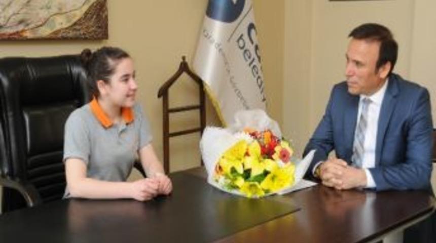 Başkan Gen&ccedil;, Koltuğu Sevgi &Ouml;lmez'e Teslim Etti