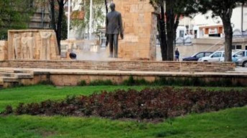 Atat&uuml;rk Anıtı &Ouml;n&uuml;nde Bomba Paniği