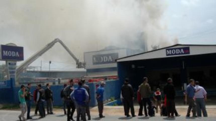 Mobilya Fabrikasındaki Yangın Korkuttu