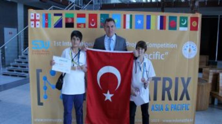 &Ouml;zel Nil&uuml;fer Safvet Koleji Bilişimde D&uuml;nya 3.'s&uuml;