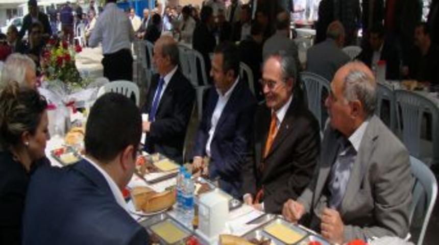 DENK&Ouml;YDER 3 Bin Kişilik Kutlu Doğum Yemeği Verdi