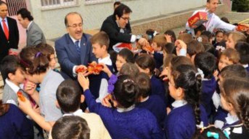 Başkan G&uuml;mr&uuml;k&ccedil;&uuml;oğlu&rsquo;ndan İlk&ouml;ğretim Okullarına 23 Nisan Ziyaretleri