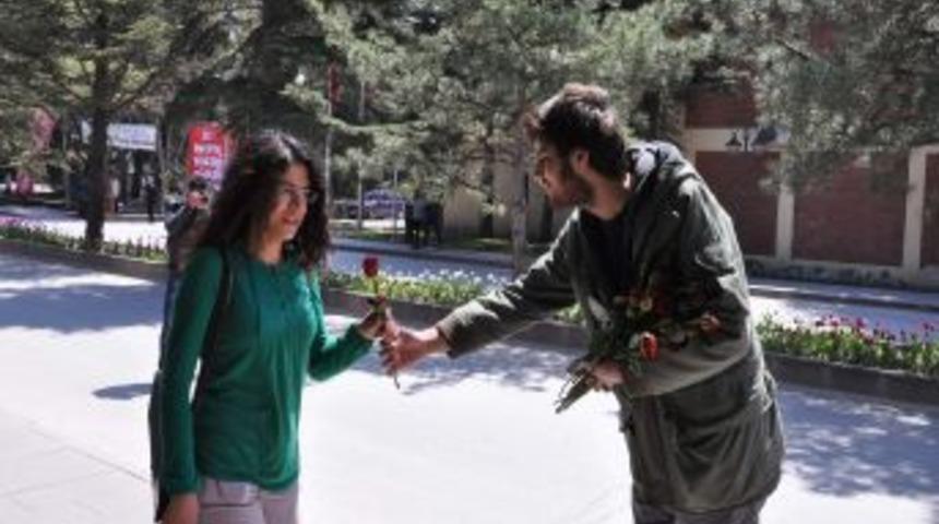 &Uuml;niversitede Kutlu Doğum G&uuml;l&uuml; Dağıtan Gruba Sol G&ouml;r&uuml;şl&uuml; &Ouml;ğrenciler Saldırdı