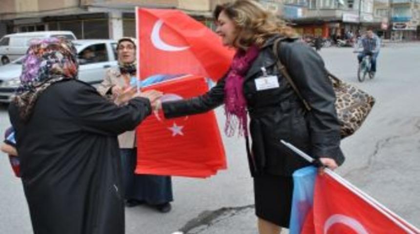 Ak Parti Teşkilatı T&uuml;rk Bayrağı Dağıttı