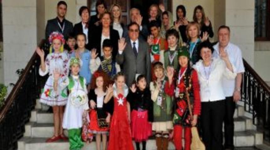 D&uuml;nya &Ccedil;ocuklarından Valiliğe Ziyaret