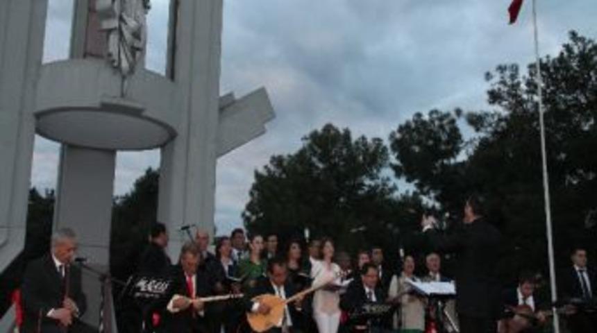 Belediye T&uuml;rk Halk M&uuml;ziği Topluluğundan Lozan Anıtında Konser