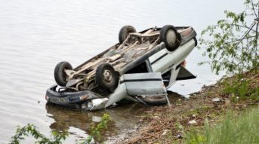 Otomobiliyle Sapanca G&ouml;l&uuml;'ne D&uuml;şen S&uuml;r&uuml;c&uuml; Yaralandı
