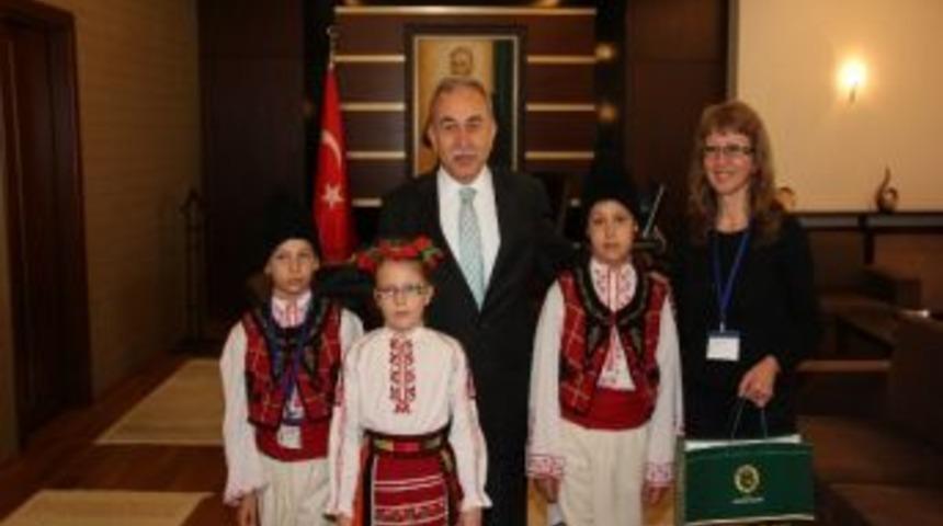 Mustafa B&uuml;y&uuml;k, Uluslararası Halk Oyunları Ekiplerini Makamında Ağırladı