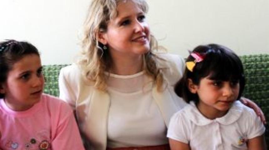 Aylin Coş, "sevgiyle B&uuml;y&uuml;yen" &Ccedil;ocuklarla Buluştu