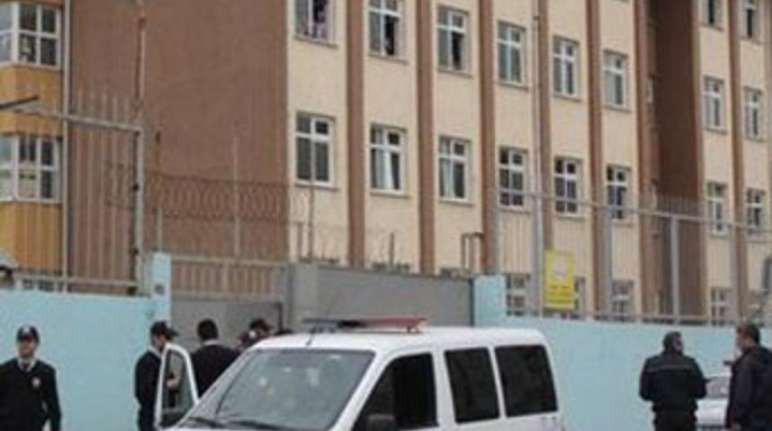 Lise &ouml;n&uuml;nde bı&ccedil;aklı kavga!