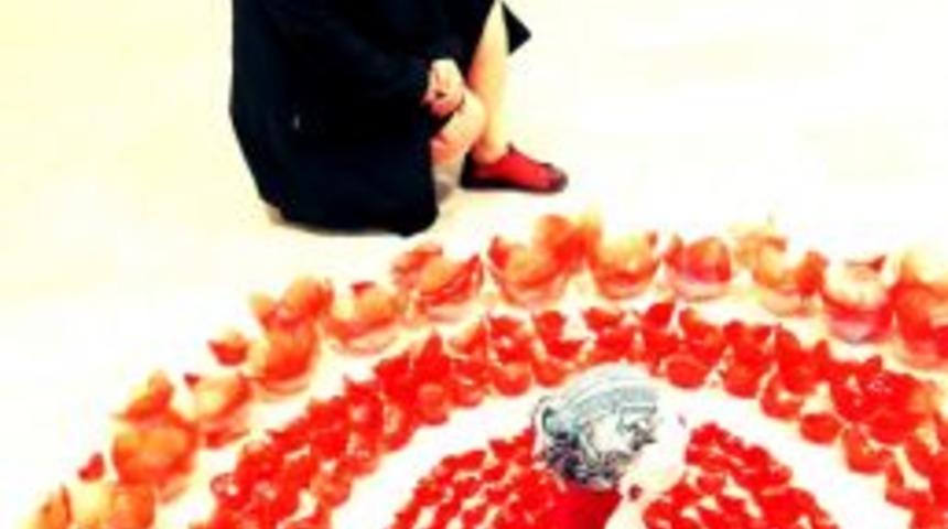 T&uuml;l, Kağıt Ve Kumaştan Yaptığı Heykelleri Sergiledi