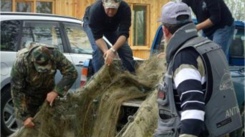 Balıkların Yumurtlama D&ouml;neminde G&ouml;lden Metrelerce Ağ Toplandı