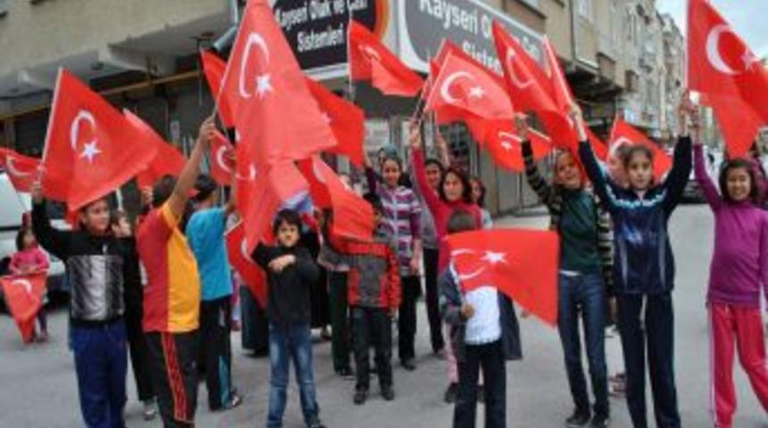 AK Parti Bayrak Dağıttı