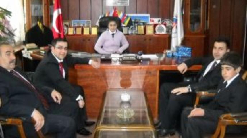 &Ouml;ğrenciler Başkan Yılmaz'ı Makamında Ziyaret Etti