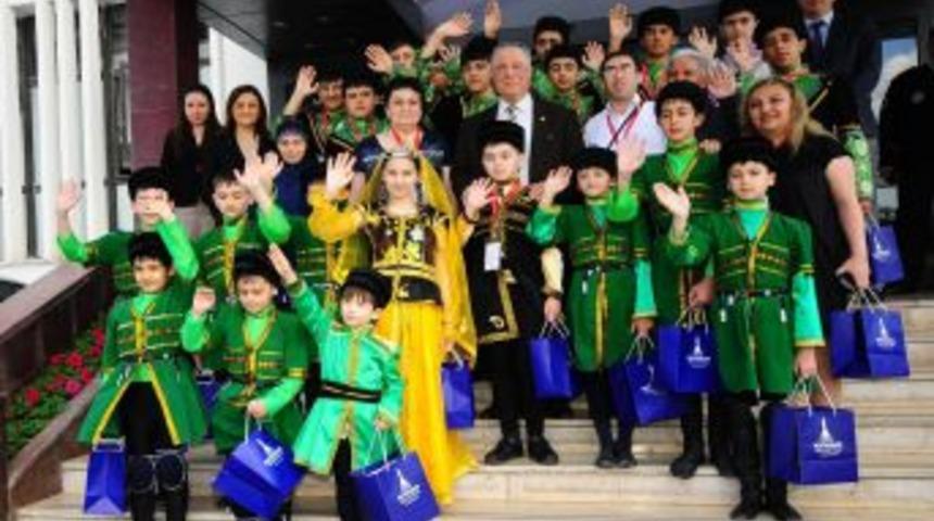 23 Nisan&rsquo;a Gelen Azeri &Ccedil;ocuklar: İzmir &Ccedil;ok Yahşi