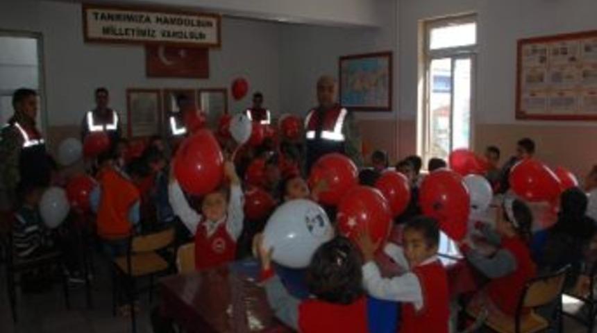Besni Jandarma, Minik &Ouml;ğrencileri Misafir Etti