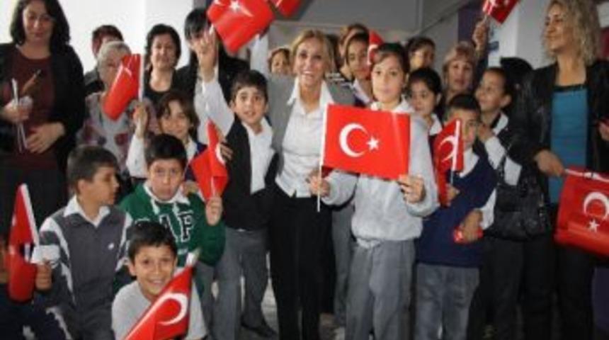 Chp&rsquo;li Kadınlar &Ccedil;ocuklara T&uuml;rk Bayrağı, Balon Ve U&ccedil;urtma Dağıttı