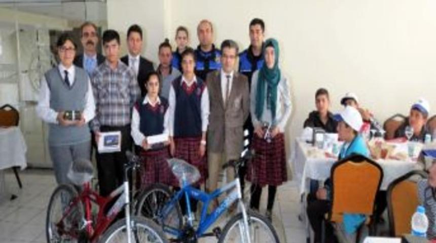 Hayallerindeki Polisi Yazarak &Ouml;d&uuml;l Kazandılar