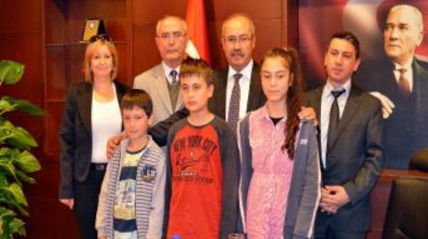 S&ouml;ke'de &Ouml;ğrencilerden Kaymakamlık Ve Başkanlığa 23 Nisan Ziyareti