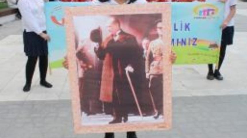 23 Nisanı Bando Y&uuml;r&uuml;y&uuml;ş&uuml;yle Kutladılar