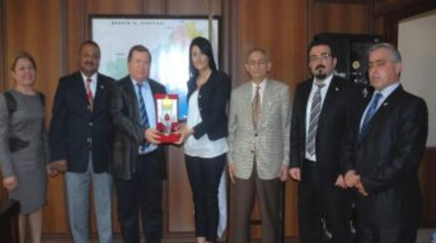 Kızılay'dan Meski Genel M&uuml;d&uuml;r&uuml; &Uuml;lgen&rsquo;e Plaket