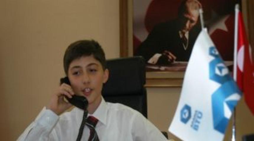 Rekt&ouml;r Ersoy Makamını &Ouml;ğrenciye Devretti
