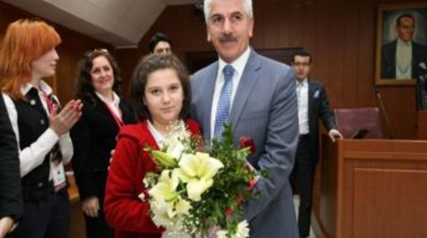 Başkan Sakallı D&uuml;nya &Ccedil;ocuklarını Ağırladı