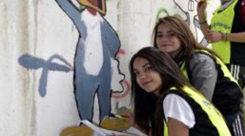 MYO &Ouml;ğrencileri Kirli Duvarları Masal Kahramanlarıyla S&uuml;sledi