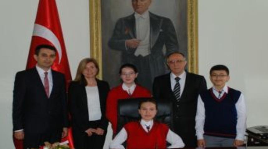 Vali Koltuğuna Oturdu, Tablet Bilgisayarları Sordu