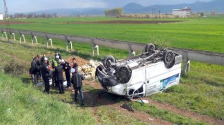 Amasya'da Kontrolden &Ccedil;ıkan Minib&uuml;s Takla Attı: 1 &Ouml;l&uuml;, 1 Yaralı