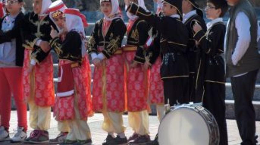 &Ouml;ğrencilerin, 23 Nisan Provası Turistlere Hayran Bıraktırdı