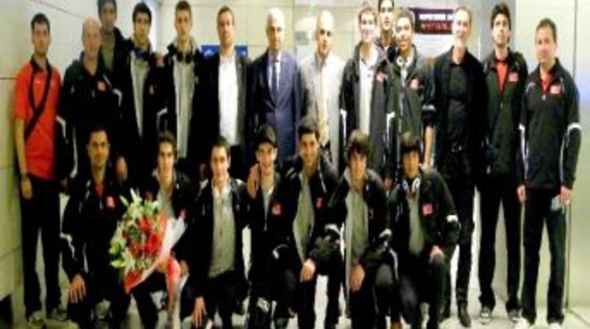 Yıldız Erkek Milli Takımı Yurda D&ouml;nd&uuml;