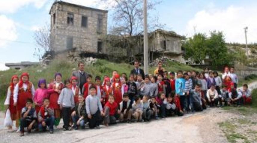 Atat&uuml;rk İlkokulu &Ouml;ğrencileri G&uuml;lnarlı Şevki Bey&rsquo;i Andı