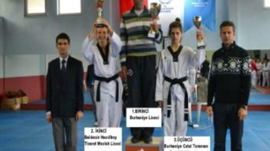 Burhaniyeli Tekvandocular 11 Altın Kazandı