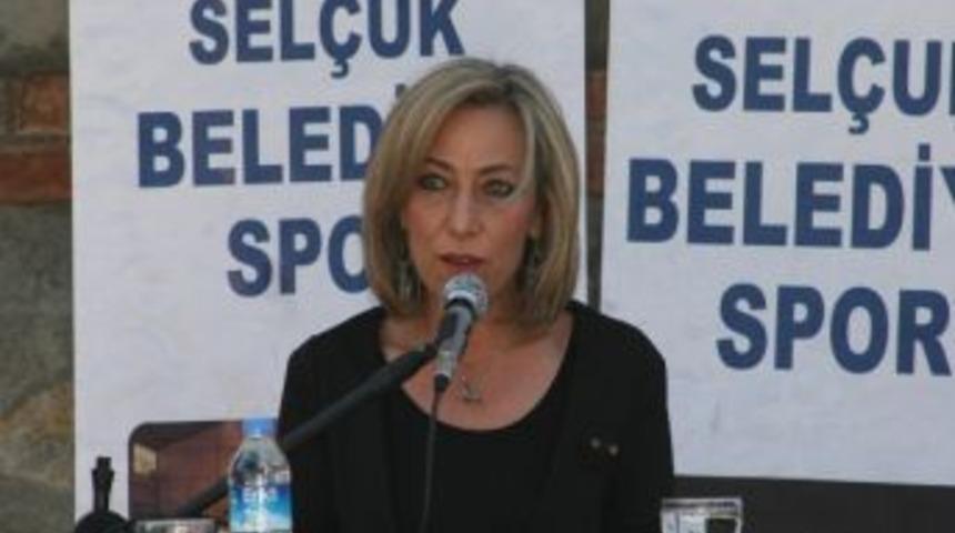 Sel&ccedil;uk Belediyesinden 900 Sporcuya Hediye Yağmuru