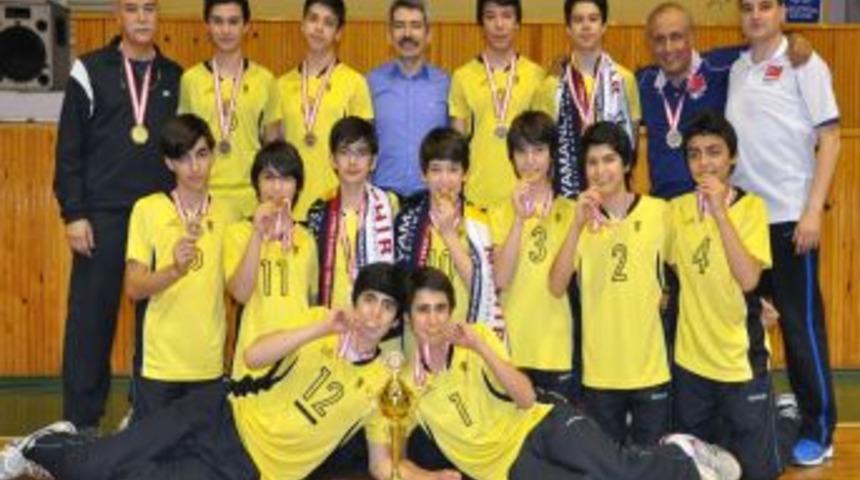 Karşıyaka &Ouml;zel Yamanlar Ortaokulu Voleybolda T&uuml;rkiye Şampiyonu