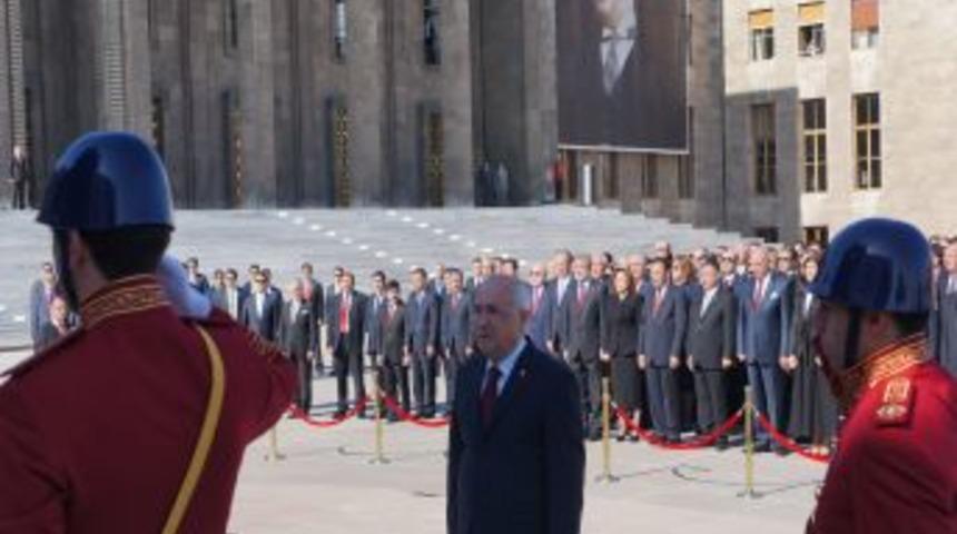 TBMM Başkanı &Ccedil;i&ccedil;ek, Atat&uuml;rk Anıtı'na &Ccedil;elenk Koydu