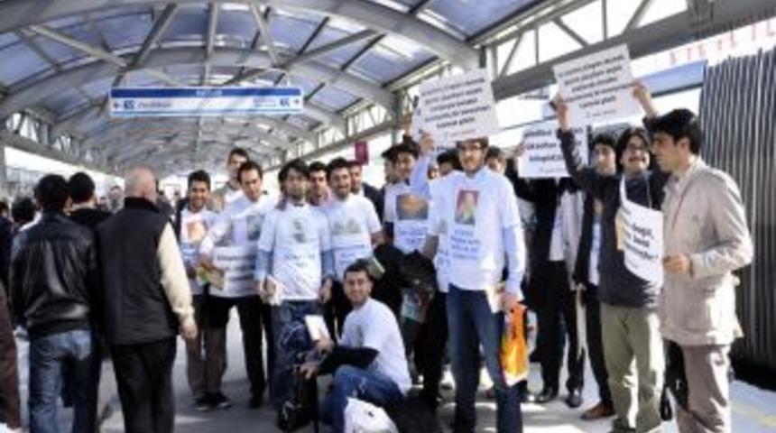 Metrob&uuml;ste Kitap Okuma Etkinliği